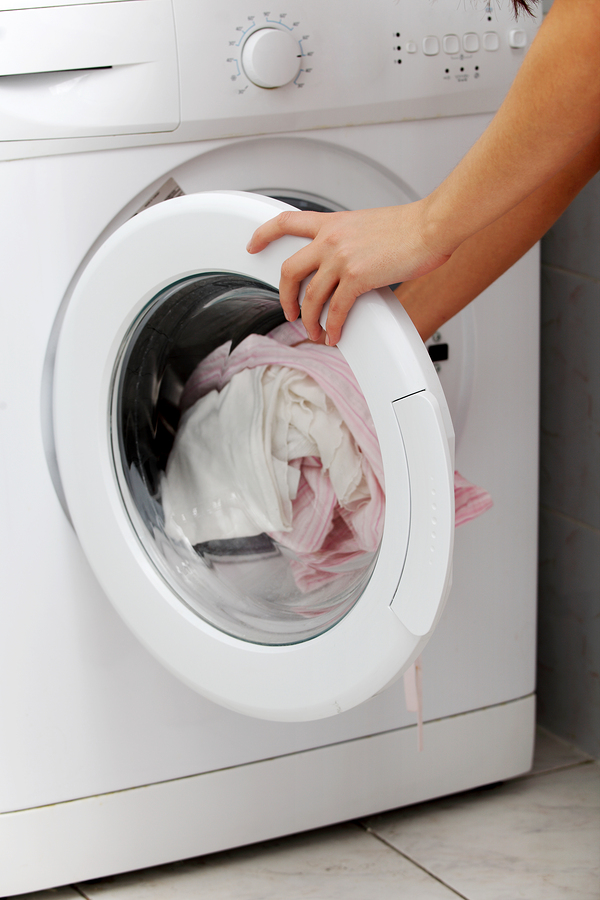Washing clothes releases thousands of microplastic particles into ...