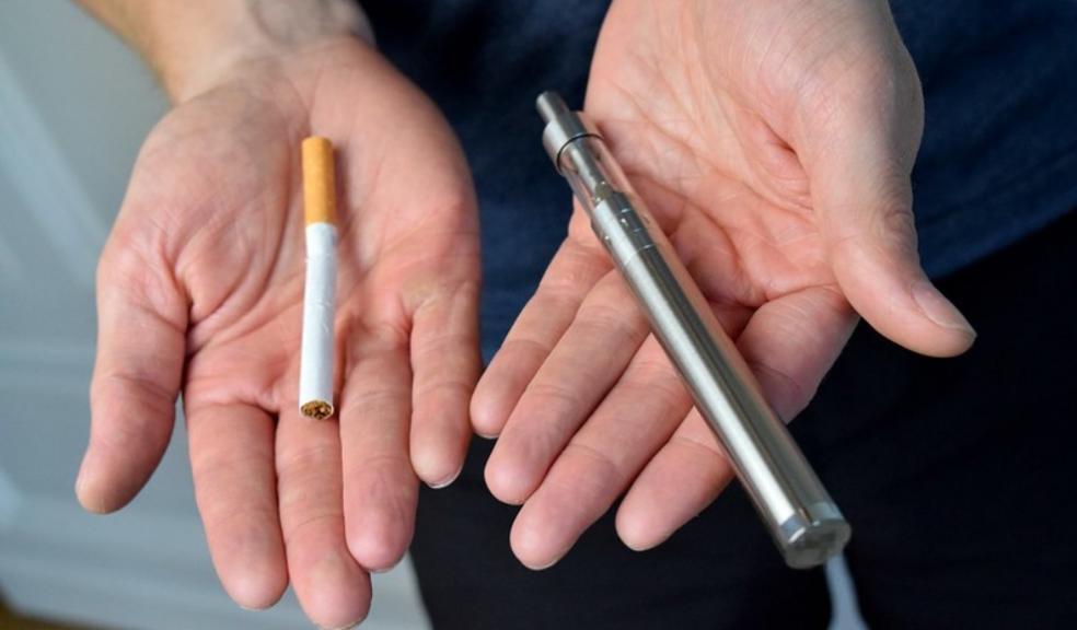 Vaping vs. Smoking (cc by 2.0) by vaping360.com