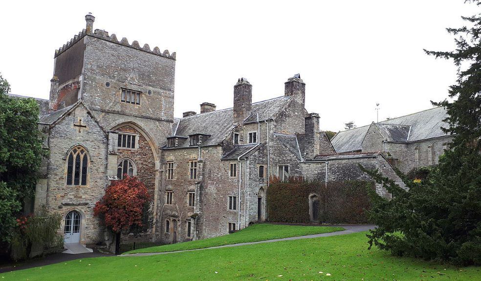 Buckland Abbey Tower and Barn. Geertivp, CC BY-SA 4.0 (alt="")