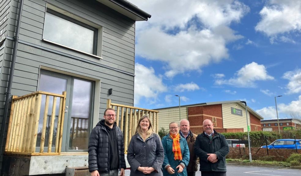 Cllr Dan Ledger, Jo Garfoot, Cllr Eleanor Rylance, Cllr Paul Arnott and Paul Lees stood by the modular house