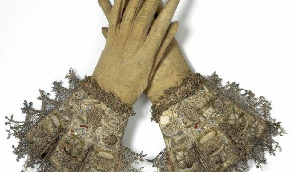 Leather and satin embroidered gloves, 1603-1625, V&A Museum no.1506&A-1882