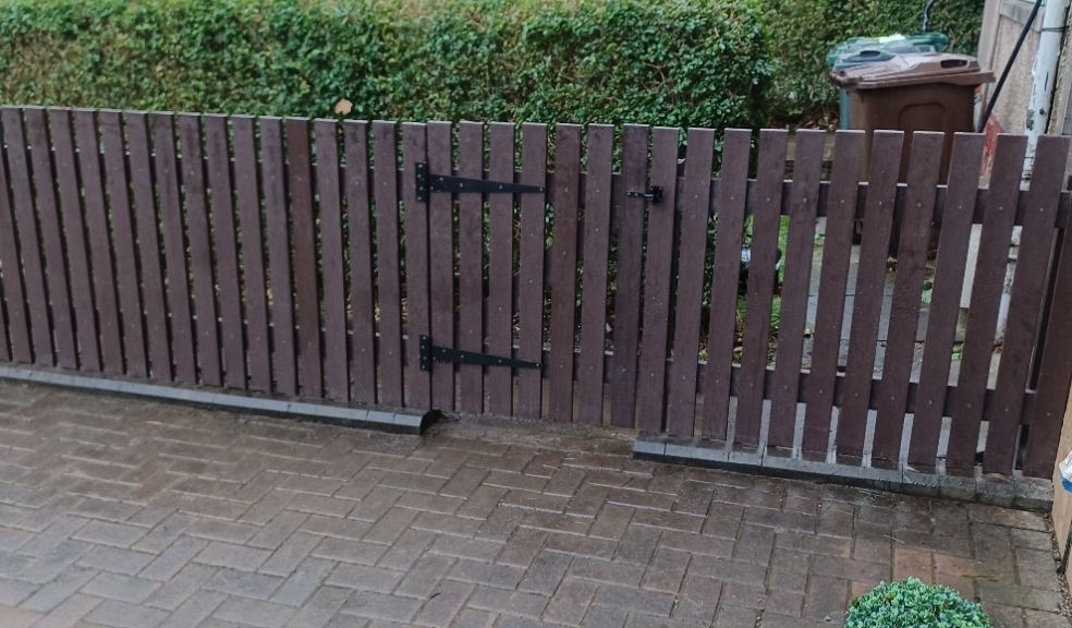 Recycled plastic picket fence, brown, flat top