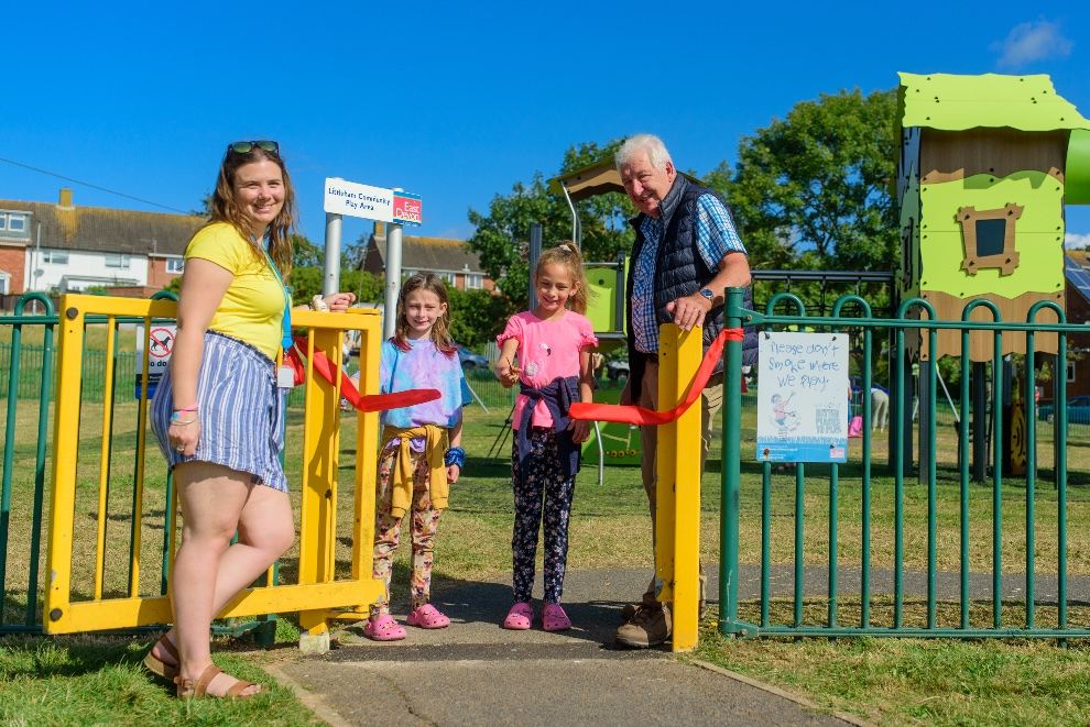 Jamie Clayden, with Casey-May Bouren, Cerrie-Ann Bouren and Cllr Geoff Jung credit Ihor Andriienko.