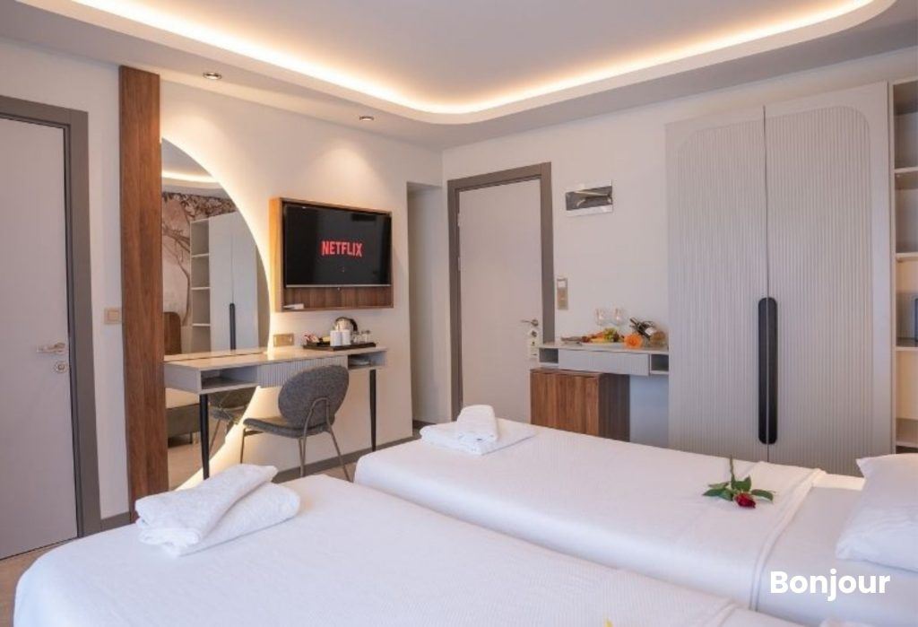 bedroom with 2 beds at the bonjour hotel in Icmeler 