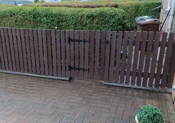 Recycled plastic picket fence, brown, flat top