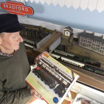 Auctioneer with an example of a model locomotive 
