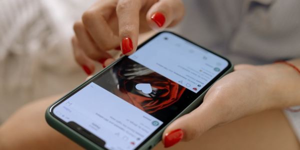 How Online Dating Went From Socially Awkward to a Normal Way to Meet