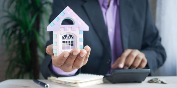 Sell House Fast or Hold Out for More? What Homeowners Need to Consider